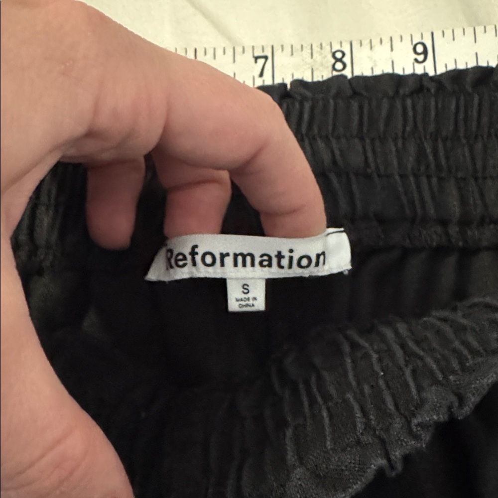 Reformation Mila Black 100% Linen Shorts Small Normcore Summer Staple Vacation - Picture 5 of 9